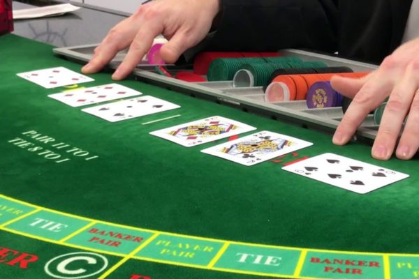 Diferencias entre Baccarat y Poker con enfoque en la simplicidad del juego Baccarat