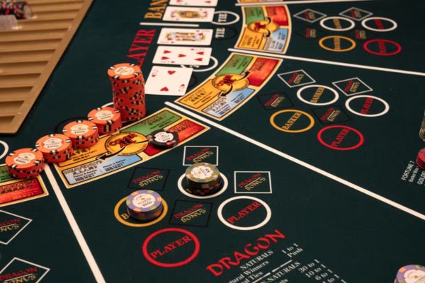 Mesa de juego en casino explicada en la guía de Baccarat para principiantes